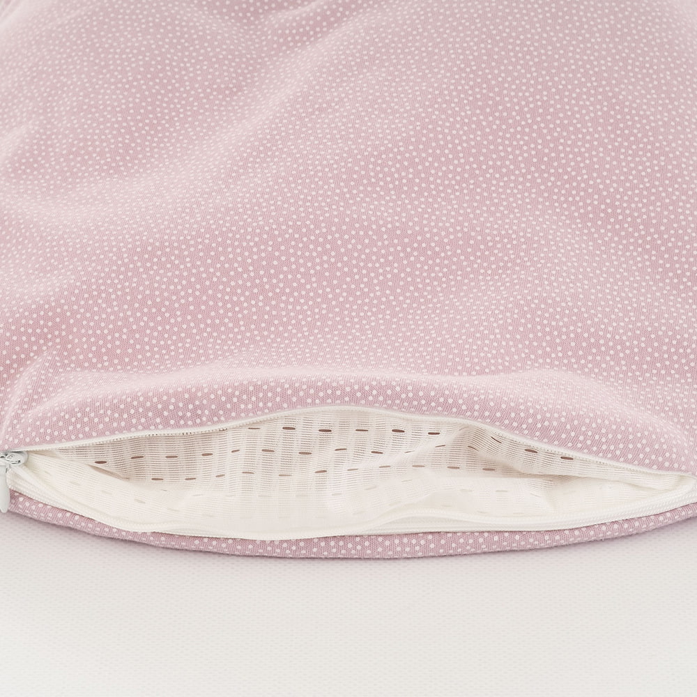 LIEBMICH sleeping bag in pink dots design Detailed photo of the ventilation slit at the foot end