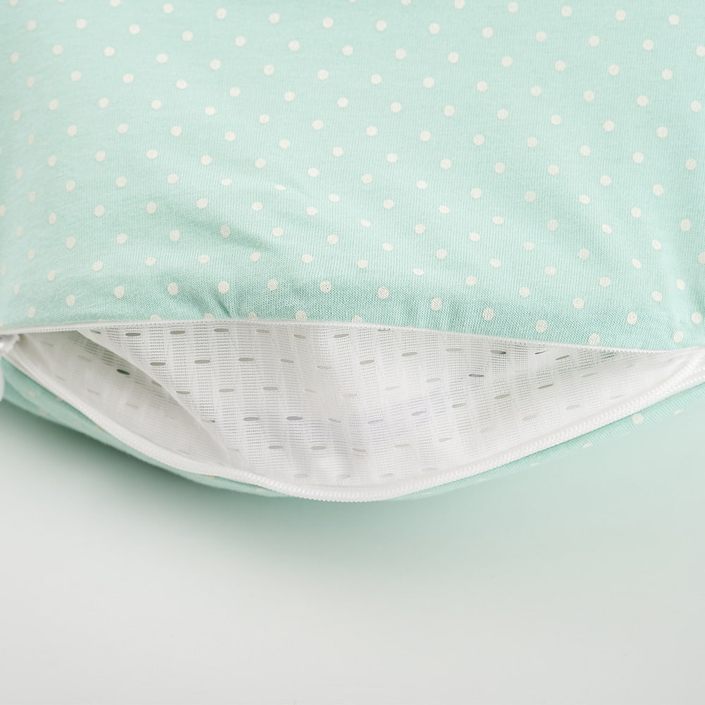 LIEBMICH sleeping bag in dot design mint Detailed photo of the ventilation slit at the foot end