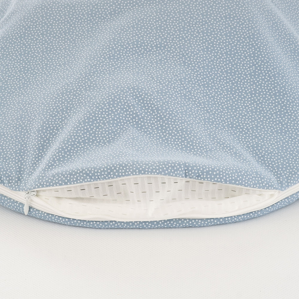 LIEBMICH sleeping bag in blue dots design Detailed photo of the ventilation slit at the foot end