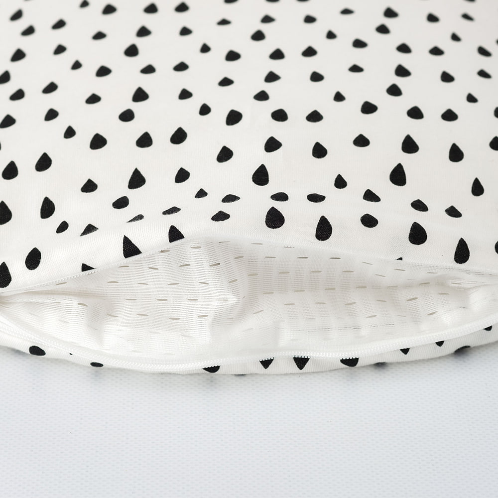 LIEBMICH sleeping bag in drop design black Detailed photo of the ventilation slit at the foot end