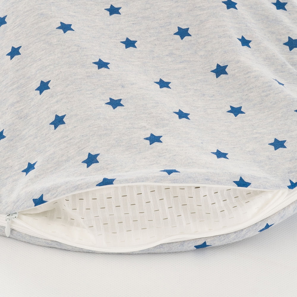 LIEBMICH Schlafsack im Design Sternentraum blau Detailfoto vom Belüftungsschlitz am Fußende