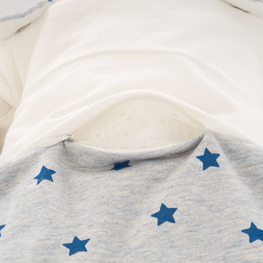 LIEBMICH Schlafsack im Design Sternentraum blau Detailfoto vom Belüftungsschlitz vorne