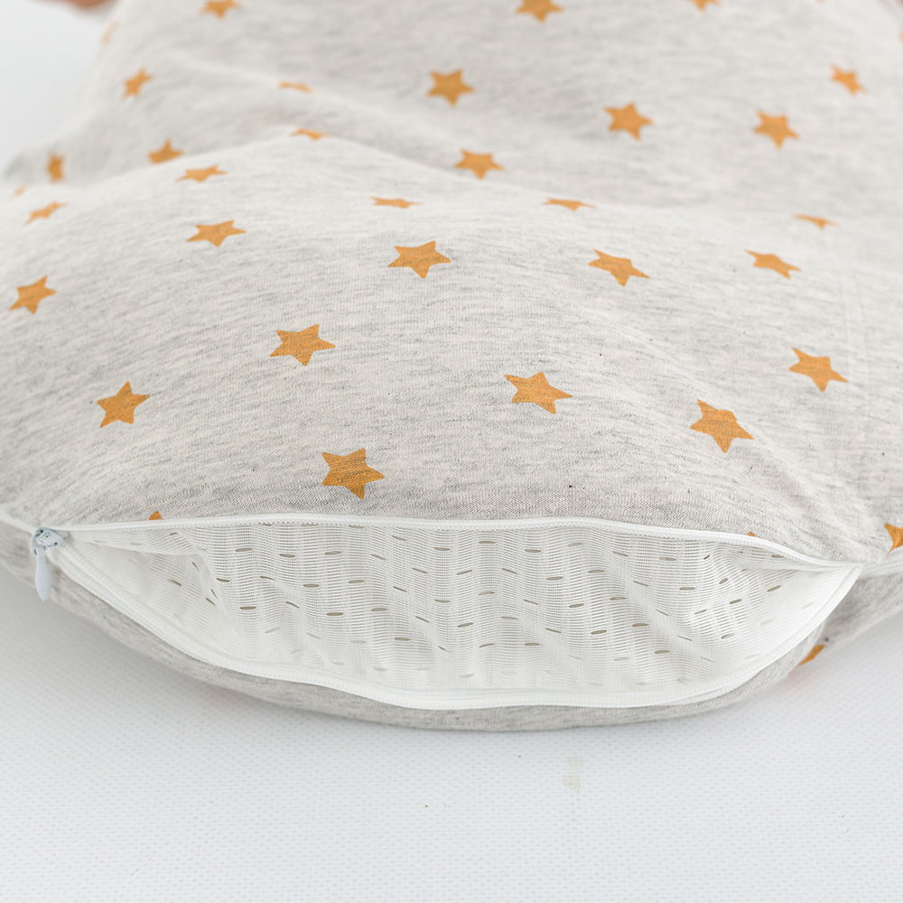 LIEBMICH sleeping bag in star dream design yellow Detailed photo of the ventilation slit at the foot end