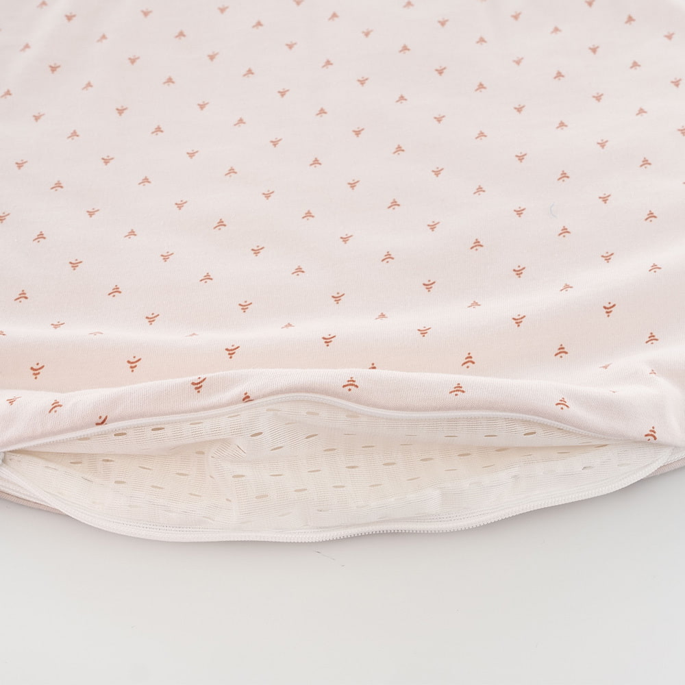 LIEBMICH sleeping bag in Twister beige design Detailed photo of the ventilation slit at the foot end