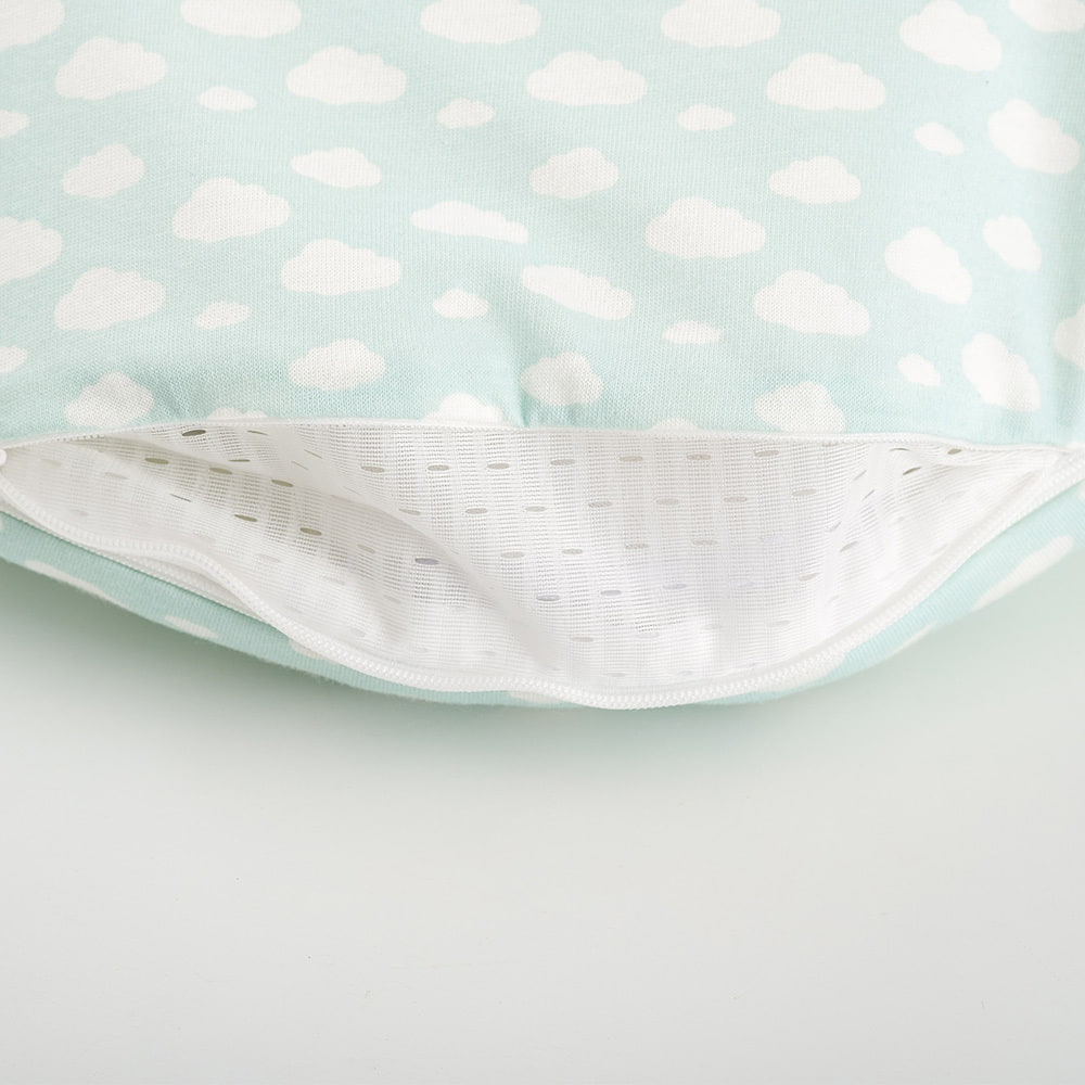 LIEBMICH sleeping bag in mint cloud design Detailed photo of the ventilation slit at the foot end