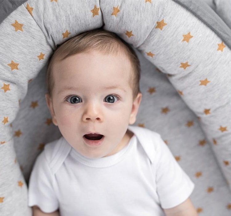 Baby in Babynest babynest-sinnvoll-traeumeland