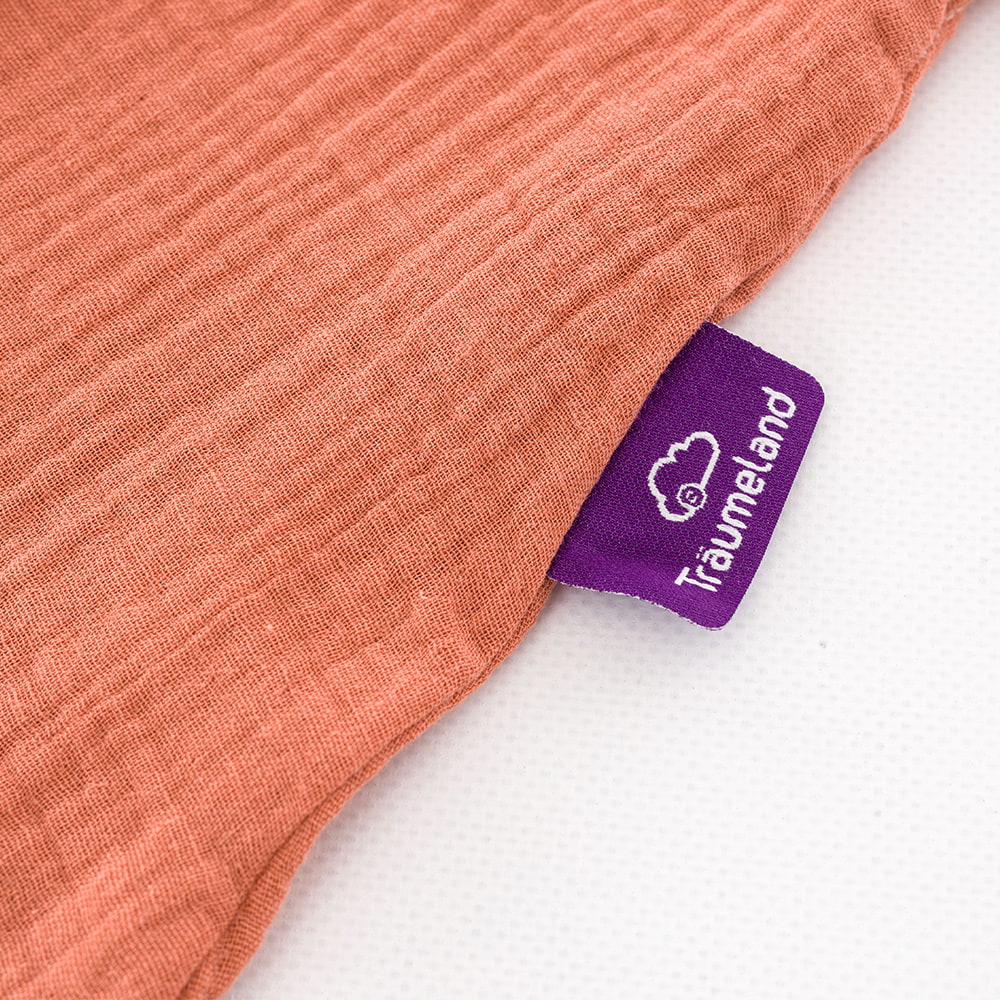 Sommerschlafsack aus Baumwollmusselin in aprikose Detailfoto vom Träumeland-Etikett