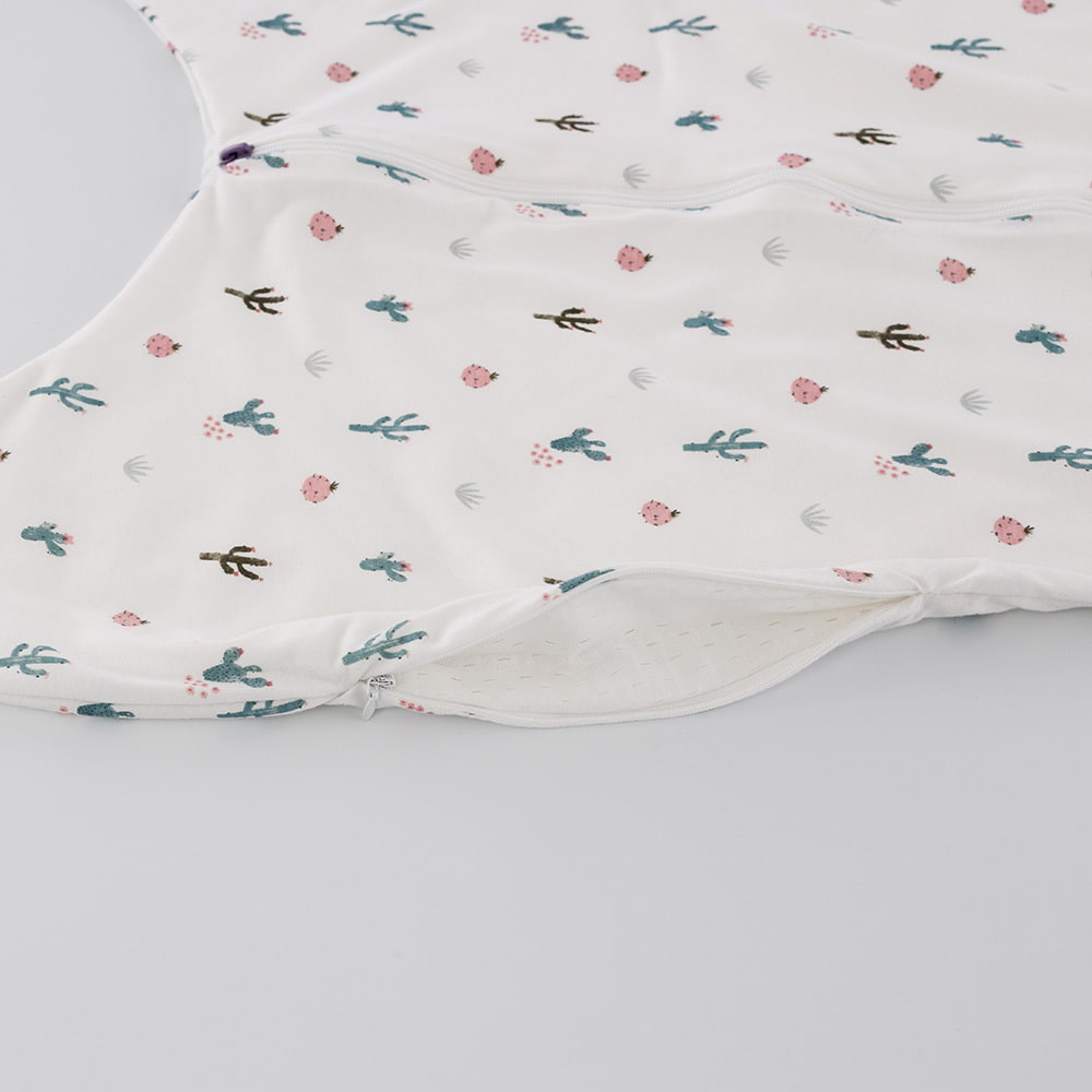 Lightweight sleeping bag TO GO in cactus love design Detailed photo of the ventilation slit on the side of the leg