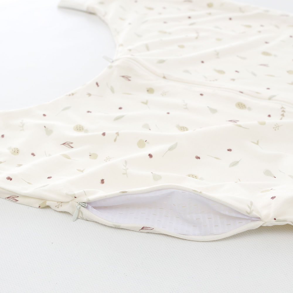 Lightweight sleeping bag TO GO in summer freshness design Detailed photo of the ventilation slit on the side of the leg