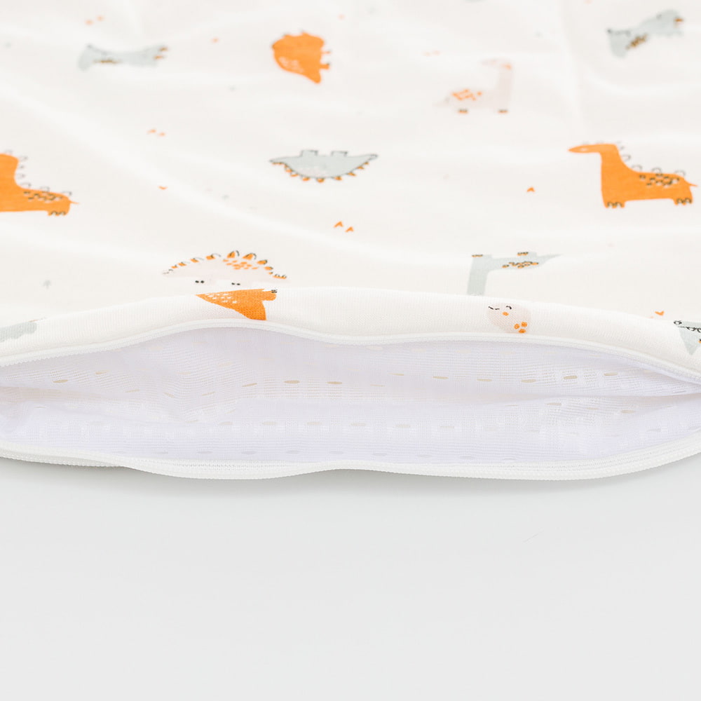 LIEBMICH Schlafsack im Design Dinolino Detailfoto vom Belüftungsschlitz am Fußende