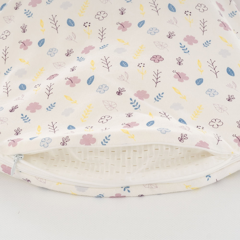 LIEBMICH Schlafsack im Design Blumig Detailfoto vom Belüftungsschlitz am Fußende