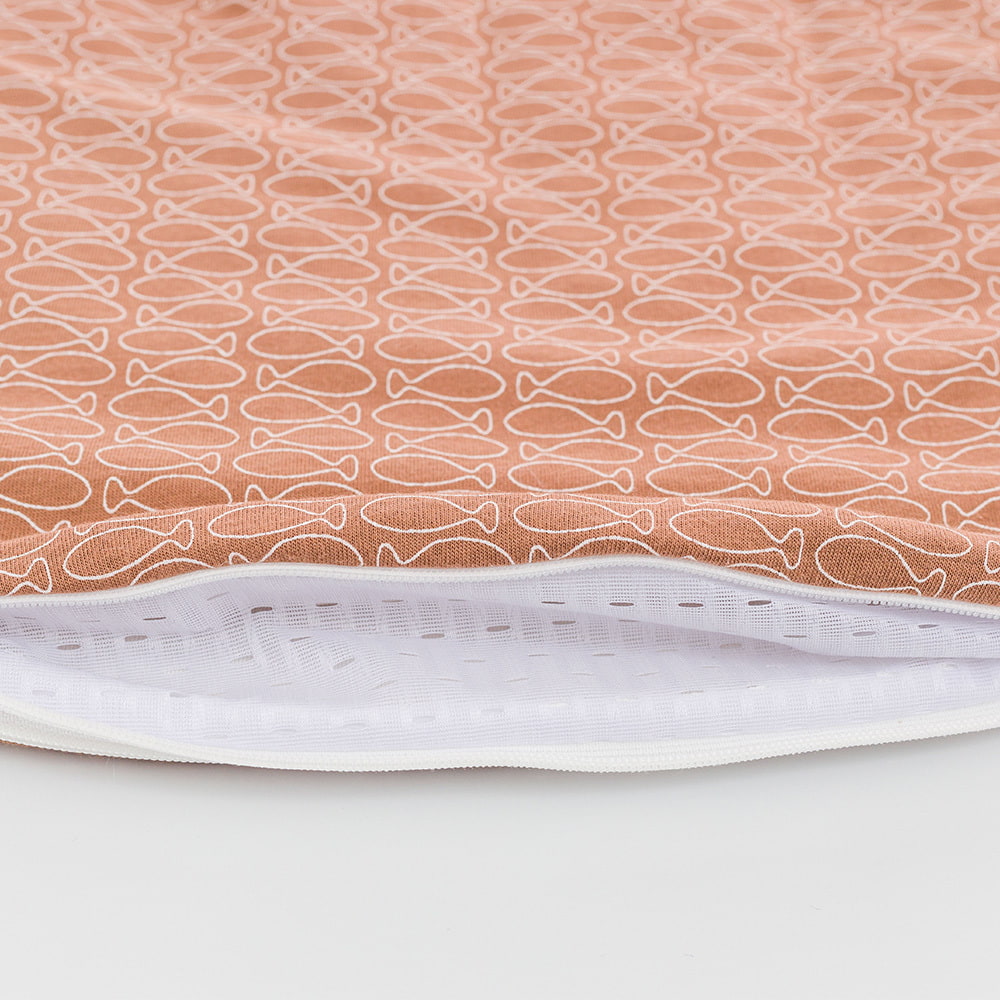 LIEBMICH sleeping bag in brown fish design Detailed photo of the ventilation slit at the foot end