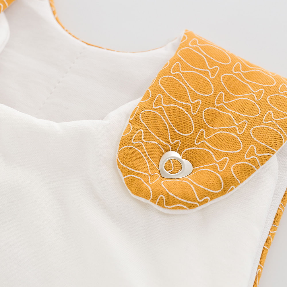 LIEBMICH Schlafsack im Design Fische gold Detailfoto vom Herzchen-Druckknopf