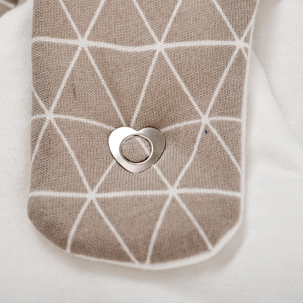 LIEBMICH Schlafsack im Design Grafik braun Detailfoto vom Herzchen-Druckknopf