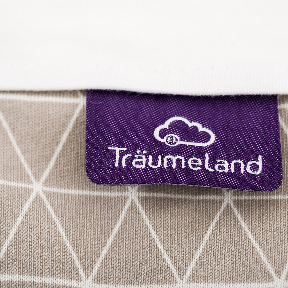 LIEBMICH Schlafsack im Design Grafik braun Detailfoto vom eingenähten lila Träumeland Etikett