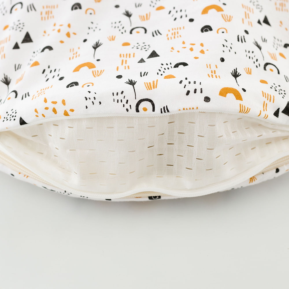 LIEBMICH sleeping bag in golden rain design Detailed photo of the ventilation slit at the foot end