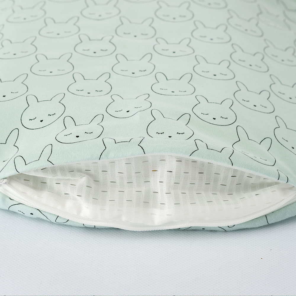 LIEBMICH Schlafsack im Design Kuschelhase Detailfoto vom Belüftungsschlitz am Fußende