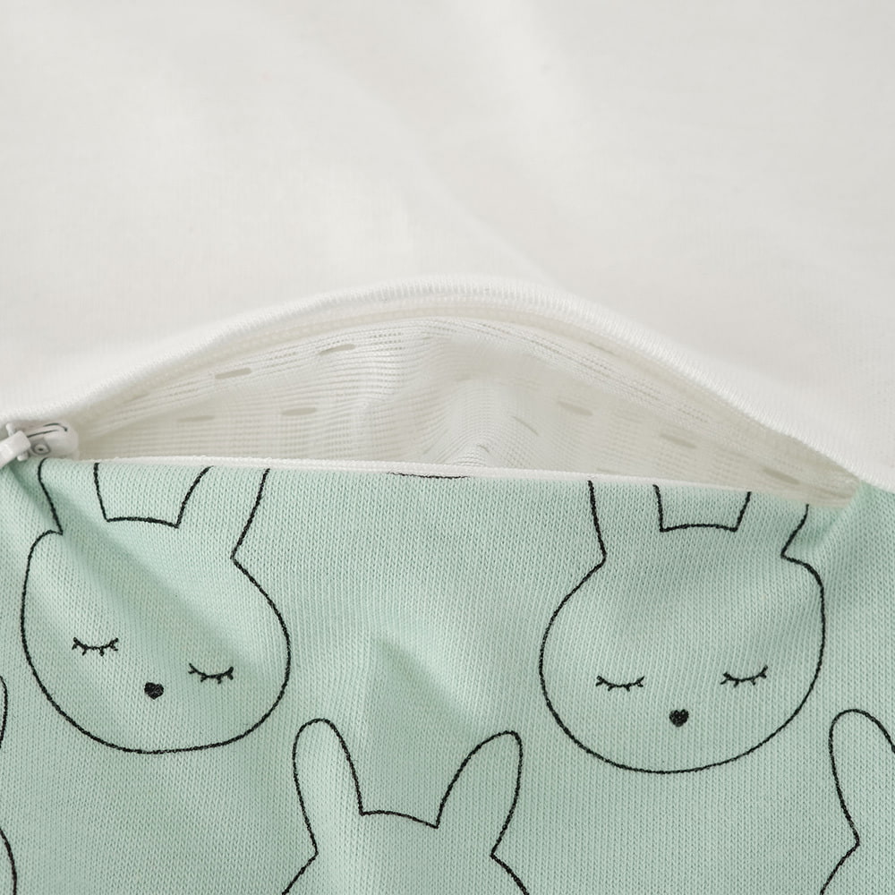 LIEBMICH Schlafsack im Design Kuschelhase Detailfoto vom Belüftungsschlitz vorne