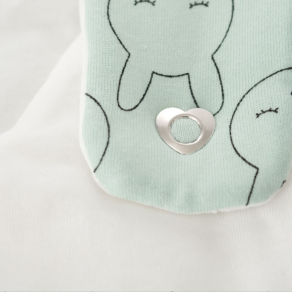 LIEBMICH Schlafsack im Design Kuschelhase Detailfoto vom Herzchen-Druckknopf