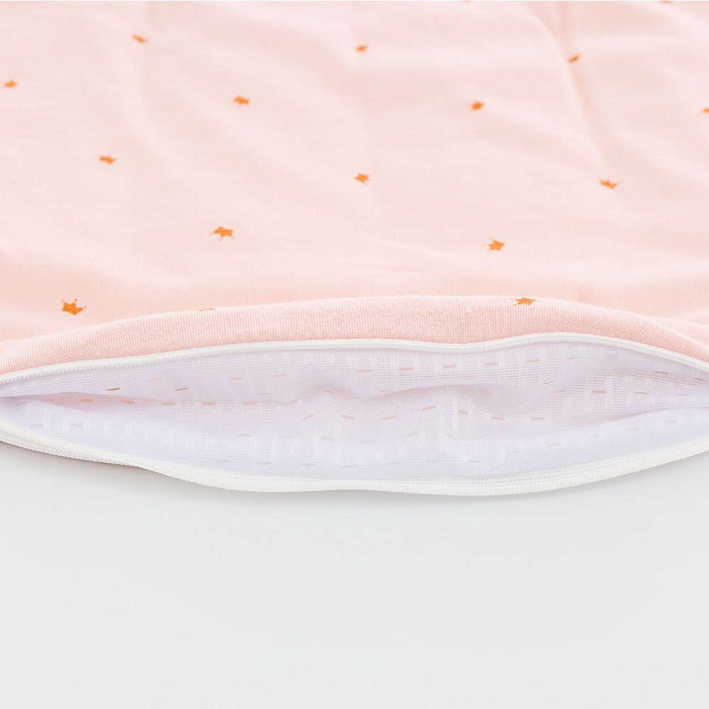 LIEBMICH sleeping bag in fairytale gold design Detailed photo of the ventilation slit at the foot end