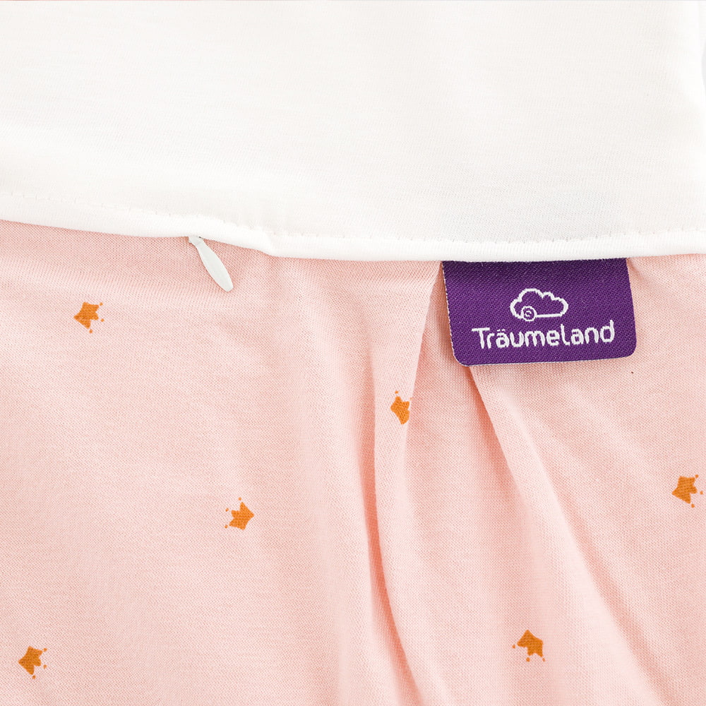 LIEBMICH Schlafsack im Design Märchengold Detailfoto vom eingenähten lila Träumeland Etikett