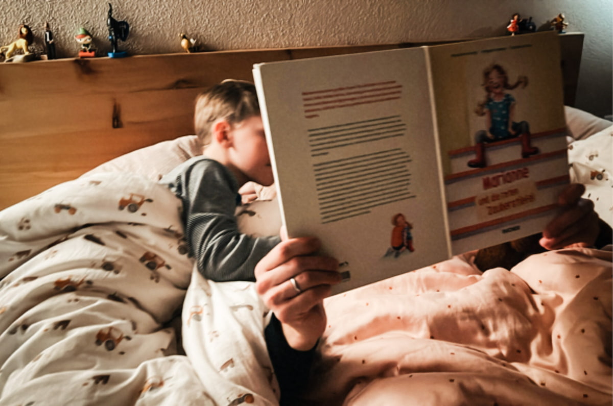 Los hijos de Marlies Raich leen en la cama Los hijos de Marlies Raich leen en la cama