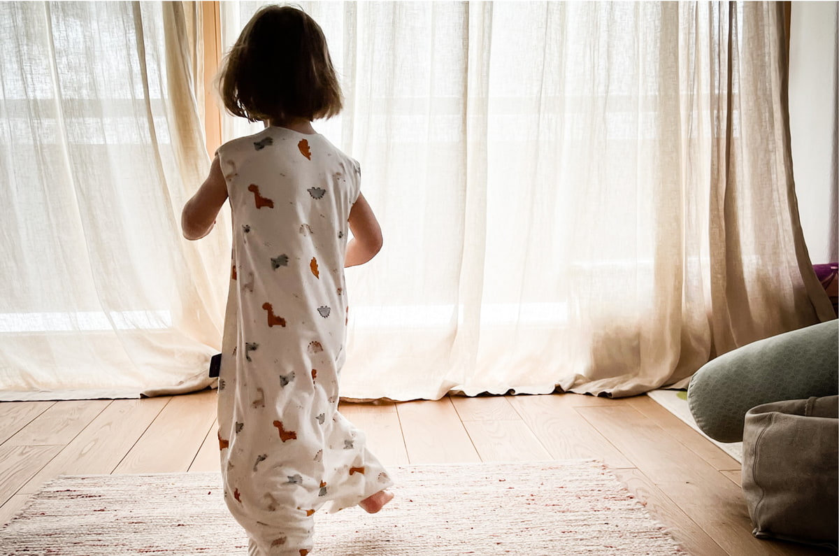 Magdalena Raich mit einem Schlafsack light TO GO im Design Dinolino