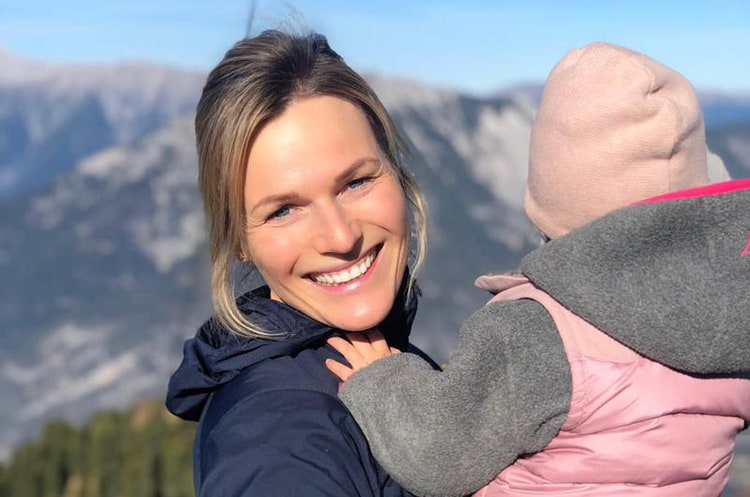 Marlies Raich mit Tochter Magdalena in den Bergen