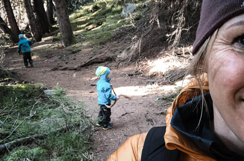 Marlies Raich mit ihren Kindern beim Waldspaziergang Marlies Raich mit ihren Kindern beim Waldspaziergang