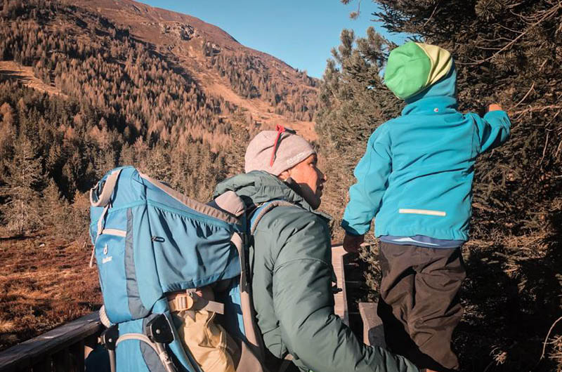 Benni Raich mit einem Kind beim Wandern Benni Raich mit einem Kind beim Wandern