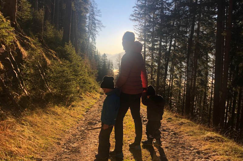 Marlies Raich mit ihren beiden Söhnen beim Spazieren gehen im Wald Marlies Raich mit ihren beiden Söhnen beim Spazieren gehen im Wald