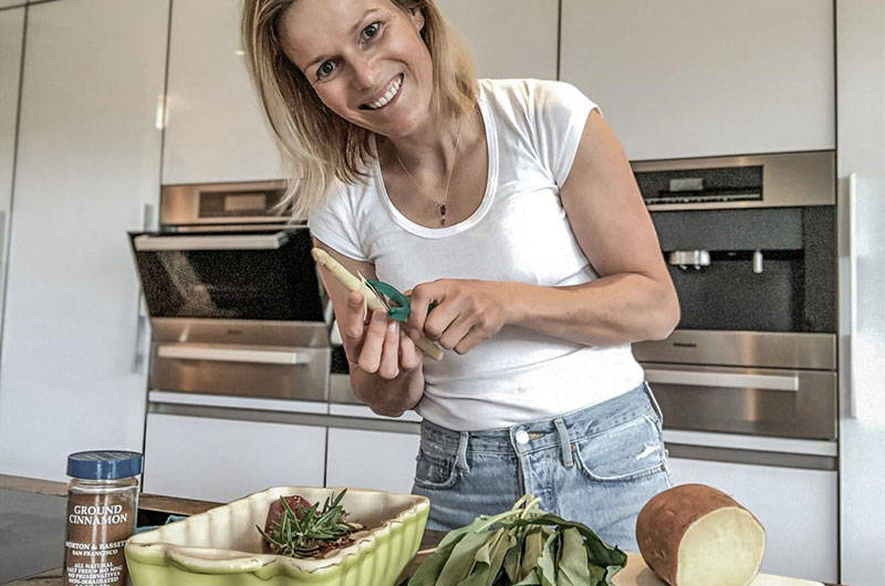 Marlies Raich beim Kochen Marlies Raich beim Kochen