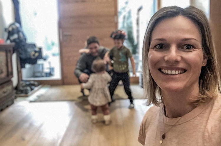 Marlies Raich mit Familie bei Magdalenas ersten Laufversuchen