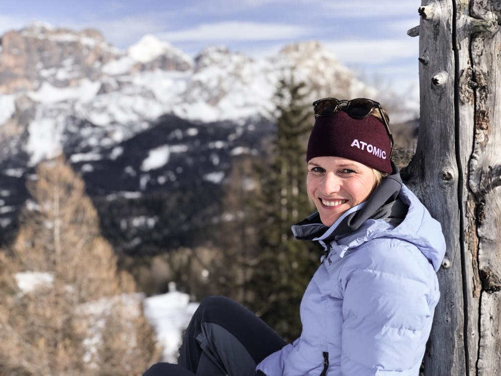 Marlies Raich angelehnt an einen Baum