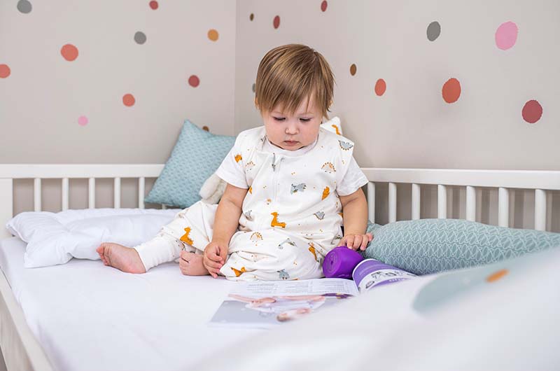 Kind im Bett mit Träumeland Katalog Kind im Bett mit Träumeland Katalog