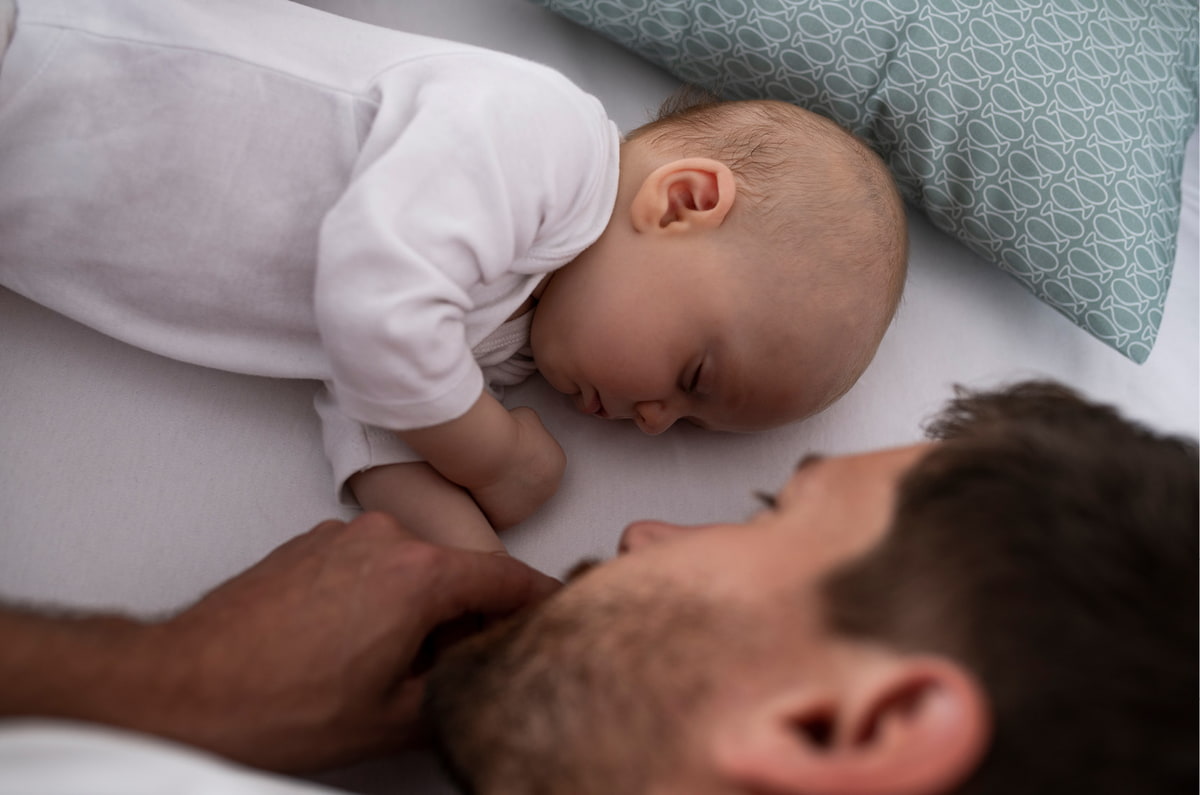 Schlafendes Baby mit Papa Schlafendes Baby mit Papa