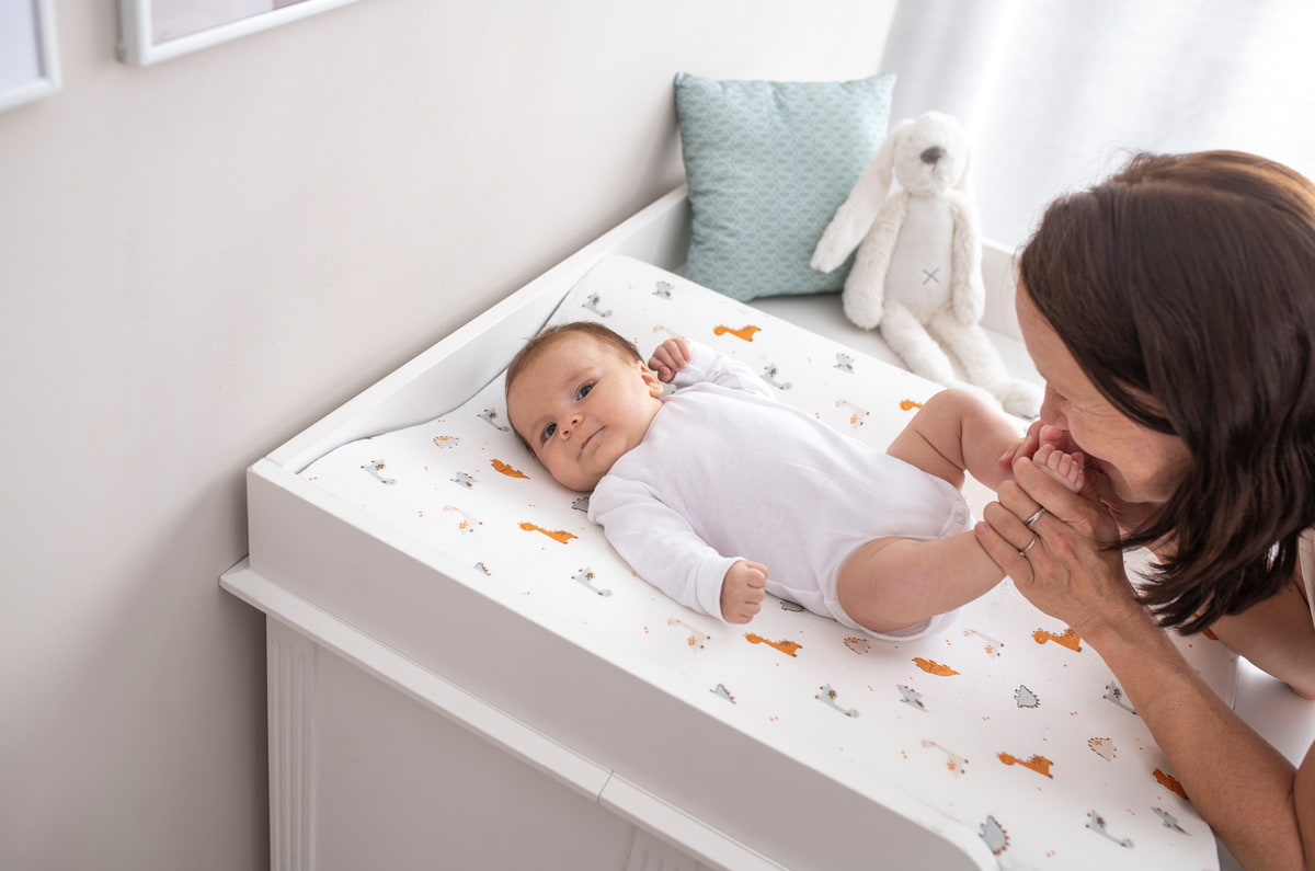 Baby auf Träumeland Wickelmulde mit seiner Mama Baby auf Träumeland Wickelmulde mit seiner Mama
