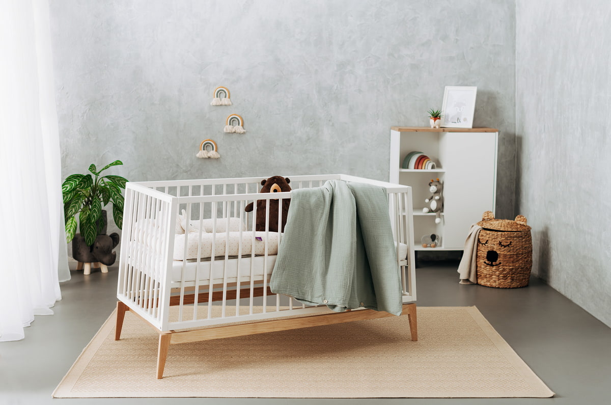 Eingerichtetes Kinderzimmer mit Babybett und Kommode Eingerichtetes Kinderzimmer mit Babybett und Kommode
