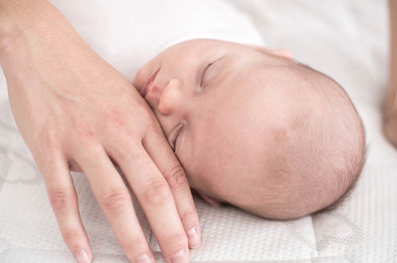 Acariciando a un bebé dormido Acariciando a un bebé dormido