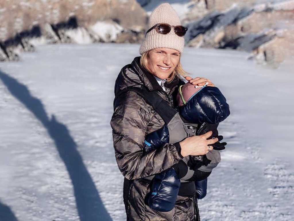 Marlies Raich mit Baby im Schnee