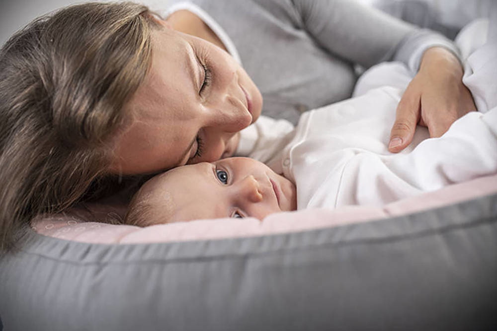 Bebé en Träumeland Nest HOME con mamá Bebé en Träumeland Nest HOME con mamá