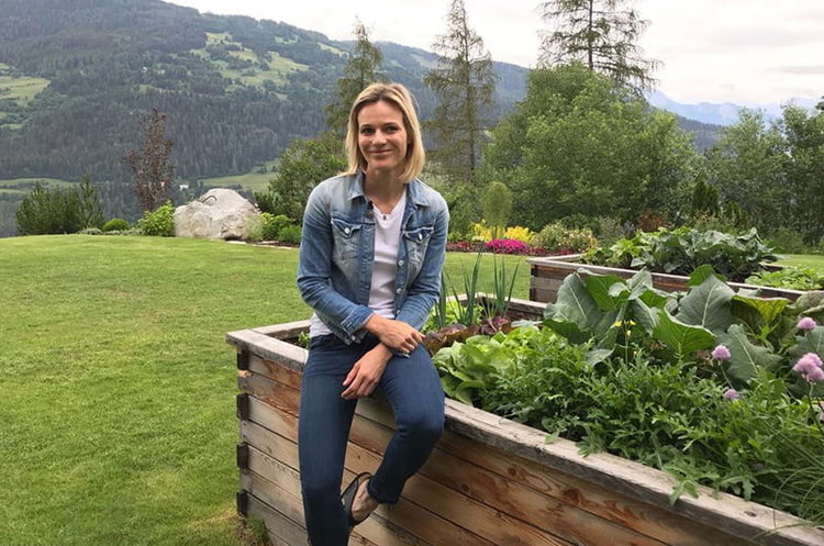 Marlies Raich neben ihrem Gemüsebeet