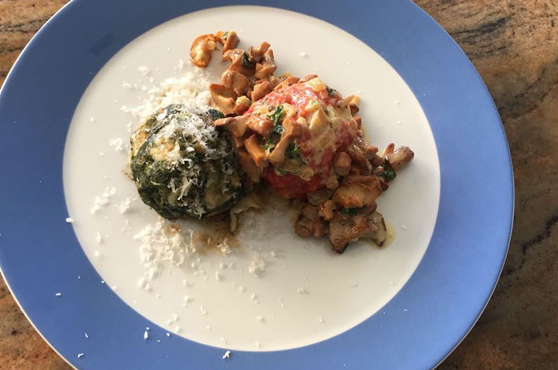 Spinatknödel von Marlies Raich auf blauem Teller