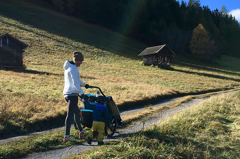 Marlies Raich paseando con un cochecito y un niño