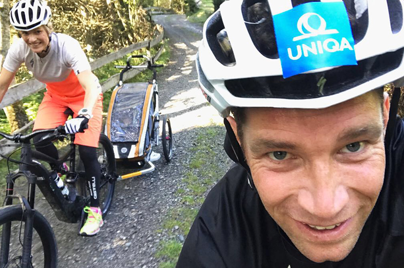 Marlies y Benni Raich en bicicleta