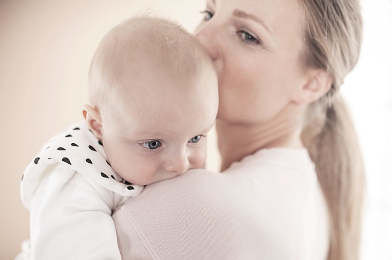 Mamá y bebé se abrazan Mamá y bebé se abrazan