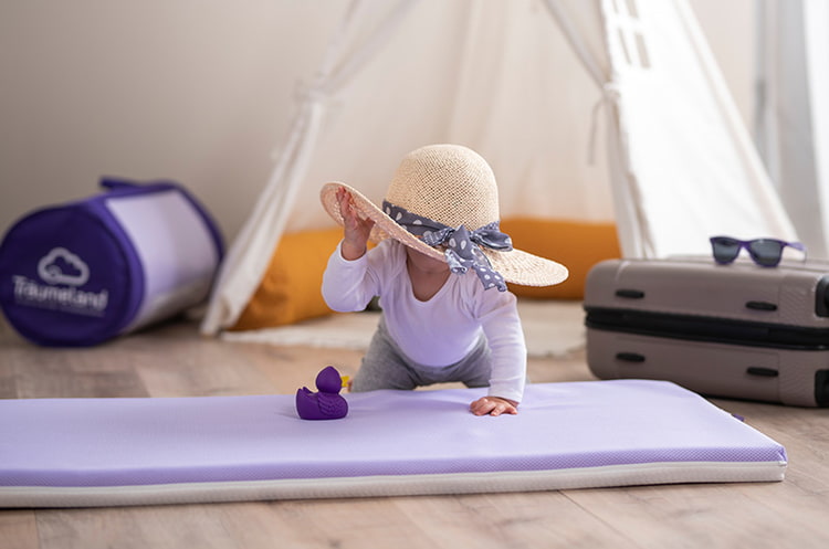 Baby mit Hut auf Träumeland Reisematratze Air Baby mit Hut auf Träumeland Reisematratze Air