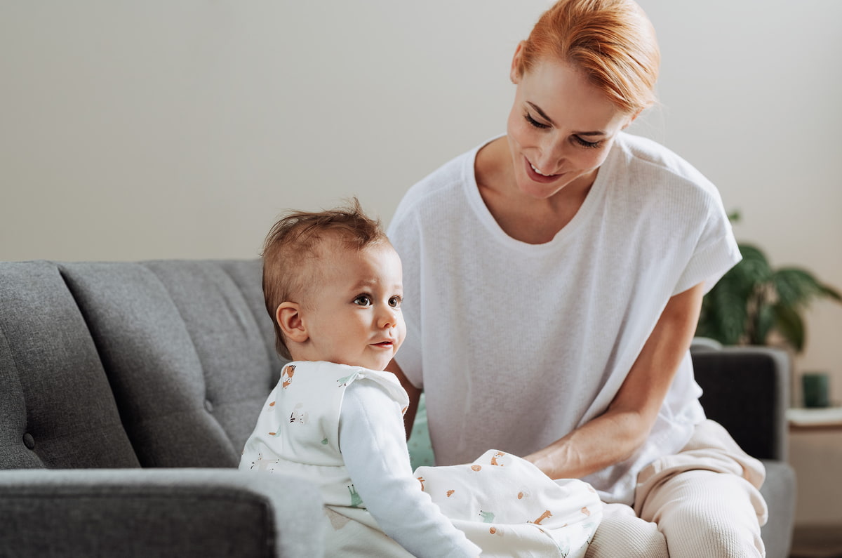 Mamá con su bebé en el sofá Mamá con su bebé en el sofá