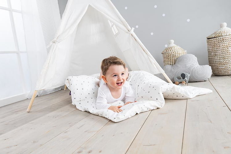 Niño en un tipi de juguete Niño en un tipi de juguete