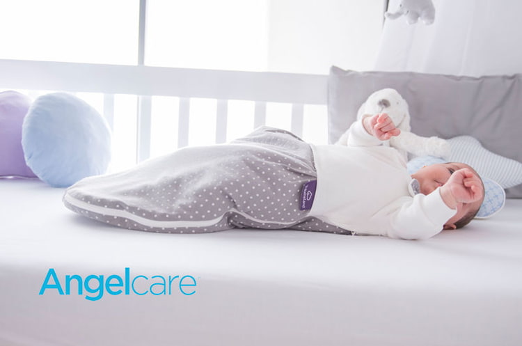 Bebé en cuna con logotipo Angelcare Bebé en cuna con logotipo Angelcare